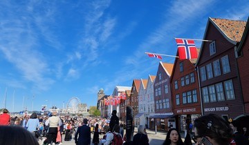 Bryggen i Bergen pyntet med norske flagg på 17. mai.