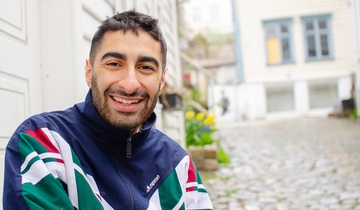 Smilende mannlig student i Bergenssmau. Foto