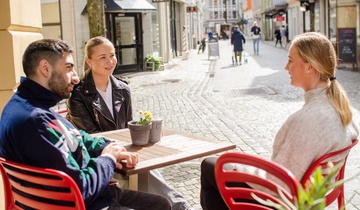 Studenter på kafe. Foto