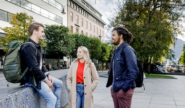 Bilde av studenter ved den blå steinen i Bergen sentrum.