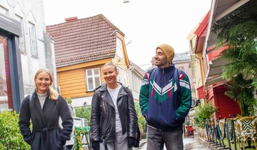 Tre studenter i Skostredet. Foto