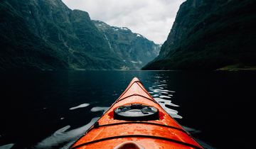 Kajakk på norsk fjord. Foto