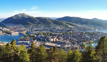 Tre av de syv fjell i Bergen. Løvstakken, Damsgårdsfjellet og Lyderhorn