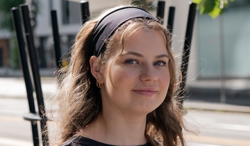 Oda smiler i kamera en sommerdag.