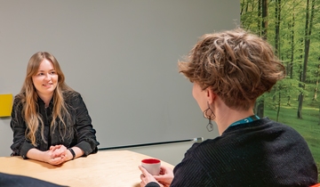Ung arbeidssøker på intervju. Foto