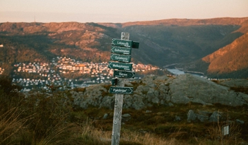 Bilde av turskilt på Løvstakken i Bergen med utsikt mot Fjellsiden og Svartediket
