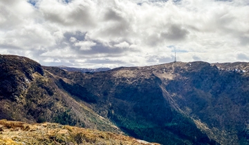 Radiomasten på toppen av Rundemanen i Bergen sett fra Ulskebjørnen. Foto