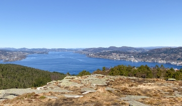 Utsikt fra Damsgårdsfjellet i Bergen mot Byfjorden, med Askøy til venstre og Sandviken til høyre. Foto.