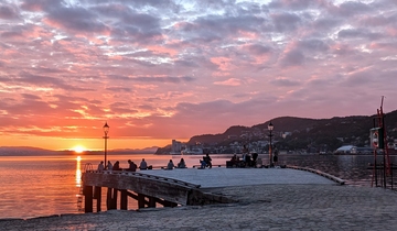 The sun is setting in the horizon. Seen from Skuteviken. Photo. 