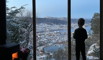 Liten gutt ser ut fra TubaKuba mot Bergen by