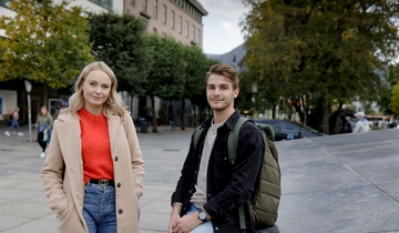 Kvinne og mann smiler inn i kameraet. Bilde tatt ved den blå stein i Bergen.
