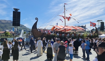 Vikingskipscenen på Festplassen på 17. mai. 