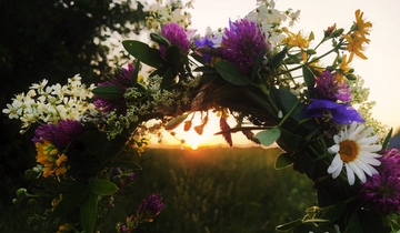 Photo of a midsummer flower wreath. Hei1972, CC BY-SA 4.0 <https://creativecommons.org/licenses/by-sa/4.0>, via Wikimedia Commons 