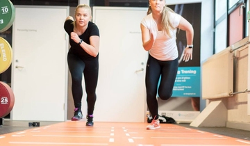 To studenter som løper på et treningssenter.
